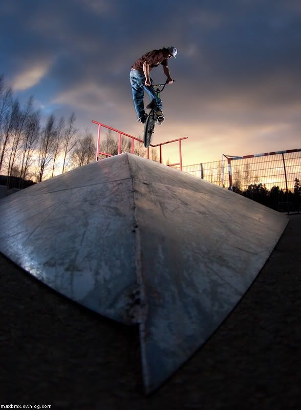 Obrázok “http://i289.photobucket.com/albums/ll222/Chrys2507/robert_bmx.jpg” sa nedá zobraziť, pretože obsahuje chyby.