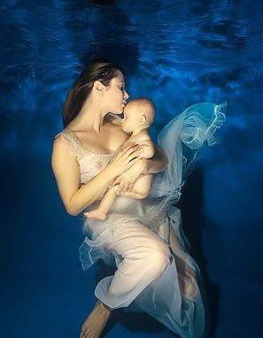 bebes-bajo-agua-28.jpg mama sirena bebe delfin!! LOVE image by belgida