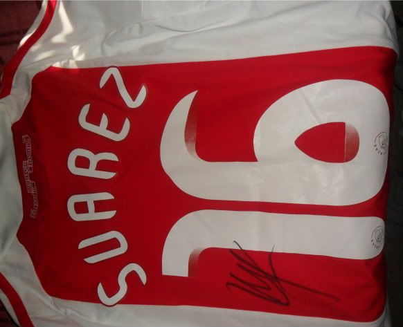 SAM_4538.jpg Suarez signed shirt